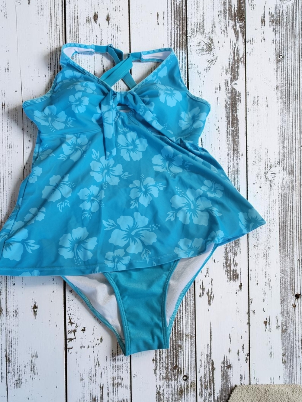 NWOT Wonen's Size M-top/L-bottom Teal Tankini Swim Set with Crisscross Straps